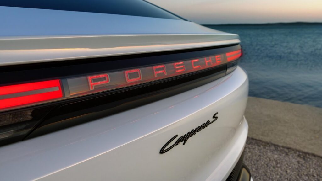 porsche-cayenne-electric-bak-vit-1024x577 Porsche gör en familjebil snabbare än gamla superbilar