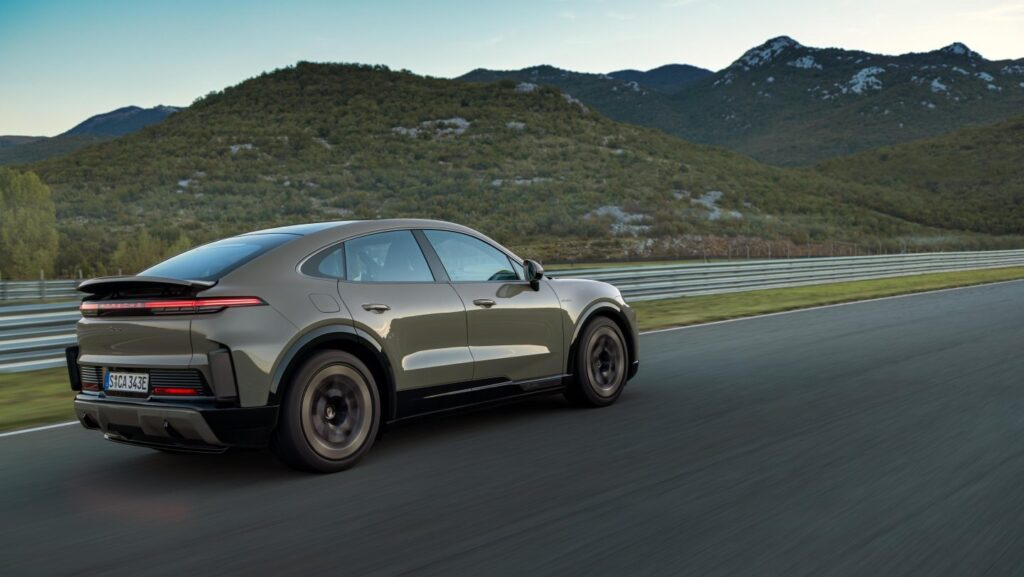 porsche-cayenne-electric-oliv-1024x577 Porsche gör en familjebil snabbare än gamla superbilar