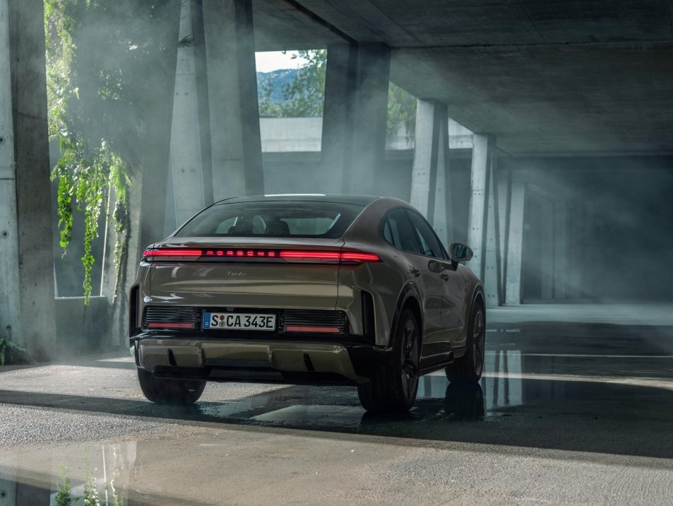 porsche-cayenne-electric-rear Porsche gör en familjebil snabbare än gamla superbilar