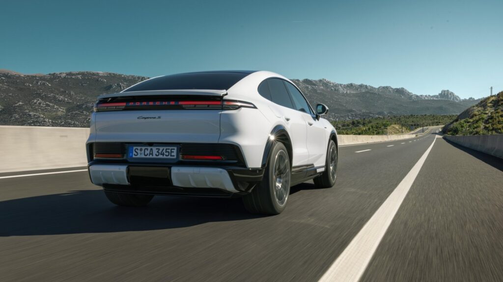 porsche-cayenne-electric-vit-1024x576 Porsche gör en familjebil snabbare än gamla superbilar